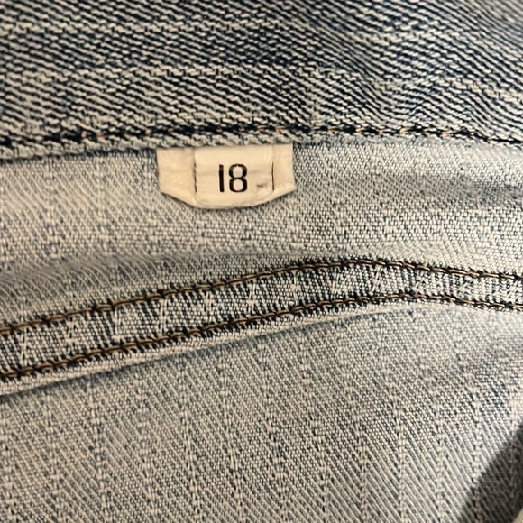 Woman’s Plus Striped Levi’s White Tag Stretchy Distressed Shorts Size 18 - Picture 10 of 12